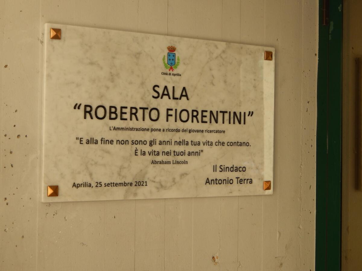 L’associazione “Napo87” di Aprilia, in memoria di Roberto Fiorentini, dona nuovi arredi alla biblioteca comunale “Manzù”. - 