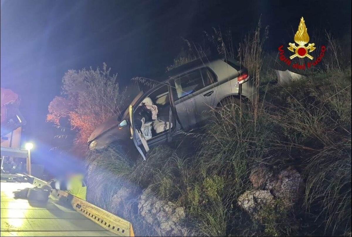 Auto fuori strada sulla via Appia, ad Itri: intervengono i Vigili del Fuoco. - 