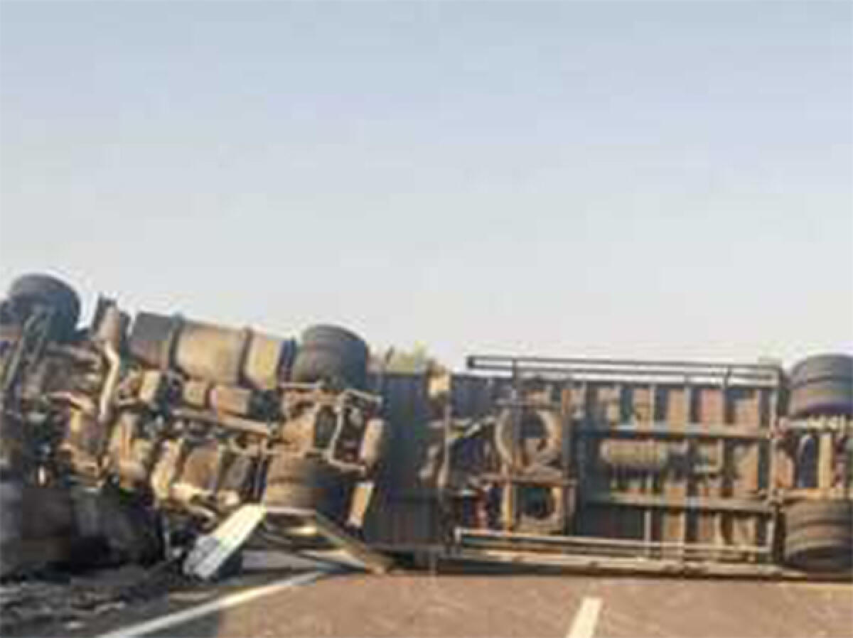 Aprilia, tir si ribalta. Un ferito - 