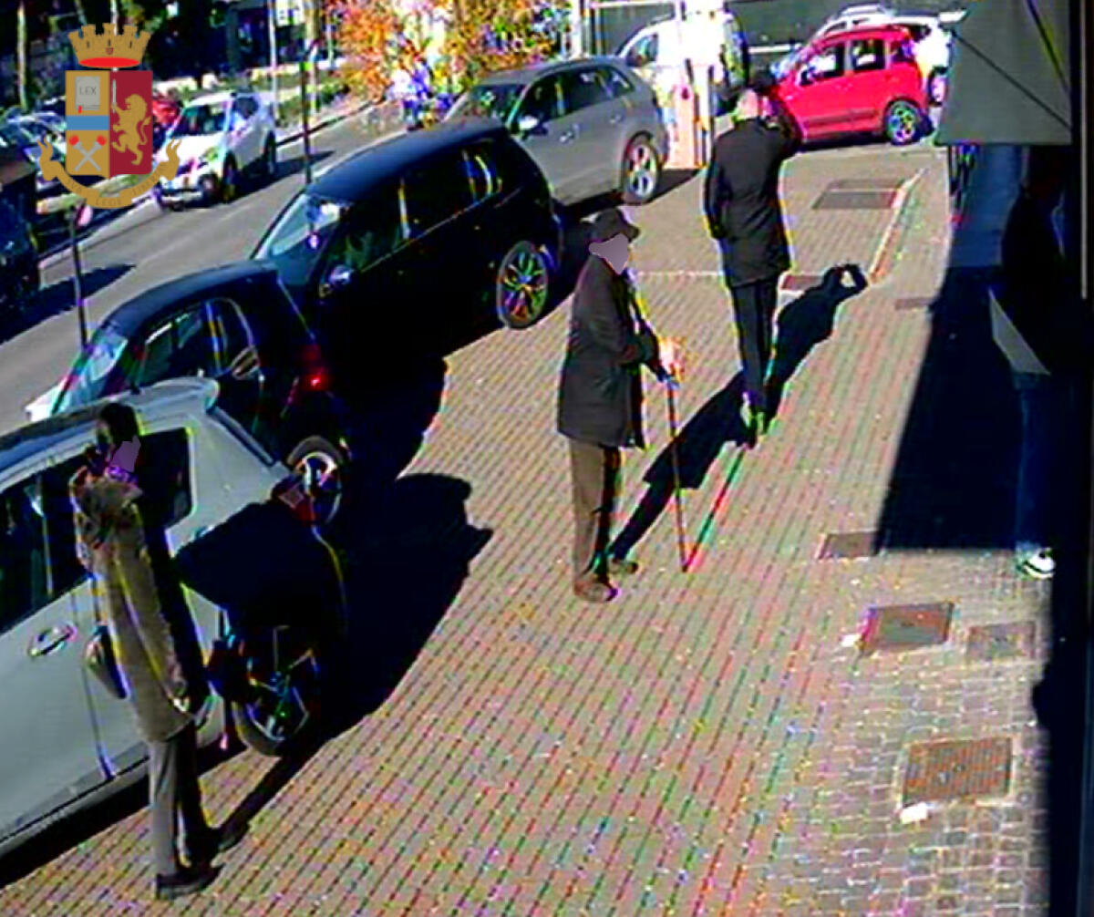 Intercettano il pin e rubano la carta di prelievo: allarme Bancomat per gli anziani - 