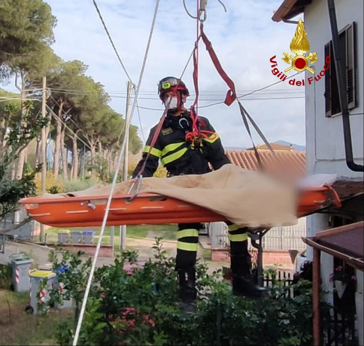 I vigili del fuoco di Latina in soccorso del 118, per tirare fuori un paziente dalla sua abitazione. - 