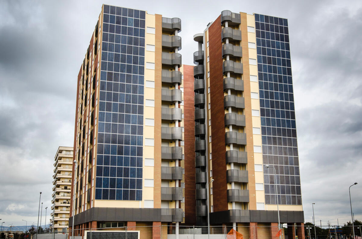 Benzina cosparsa per le scale: ancora disordini alla torre Ater tra via Guardapasso e via Londra, ad Aprilia. - 