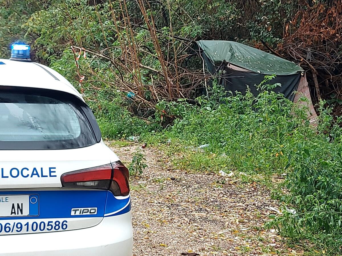 Tende di fortuna e rifiuti: bonificata l’area di via della Stazione a Pomezia. - 