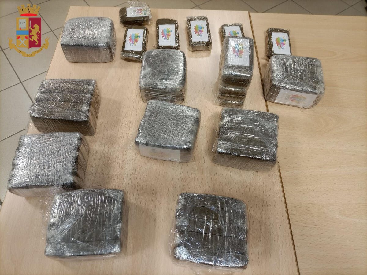 57 panetti di hashish trovati in casa di una 20enne, arrestata su ordine del Tribunale di Velletri. - 
