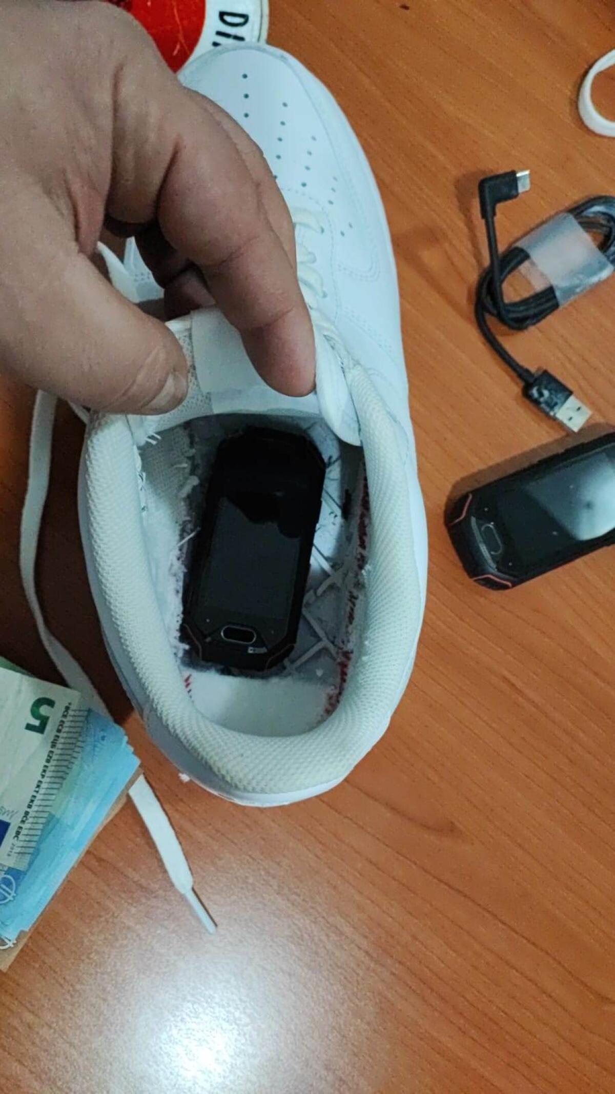 Cellulari nascosti nelle scarpe e cocaina nella plancia dell’auto: 35enne arrestato dai Carabinieri di Cori. FOTO e VIDEO - 