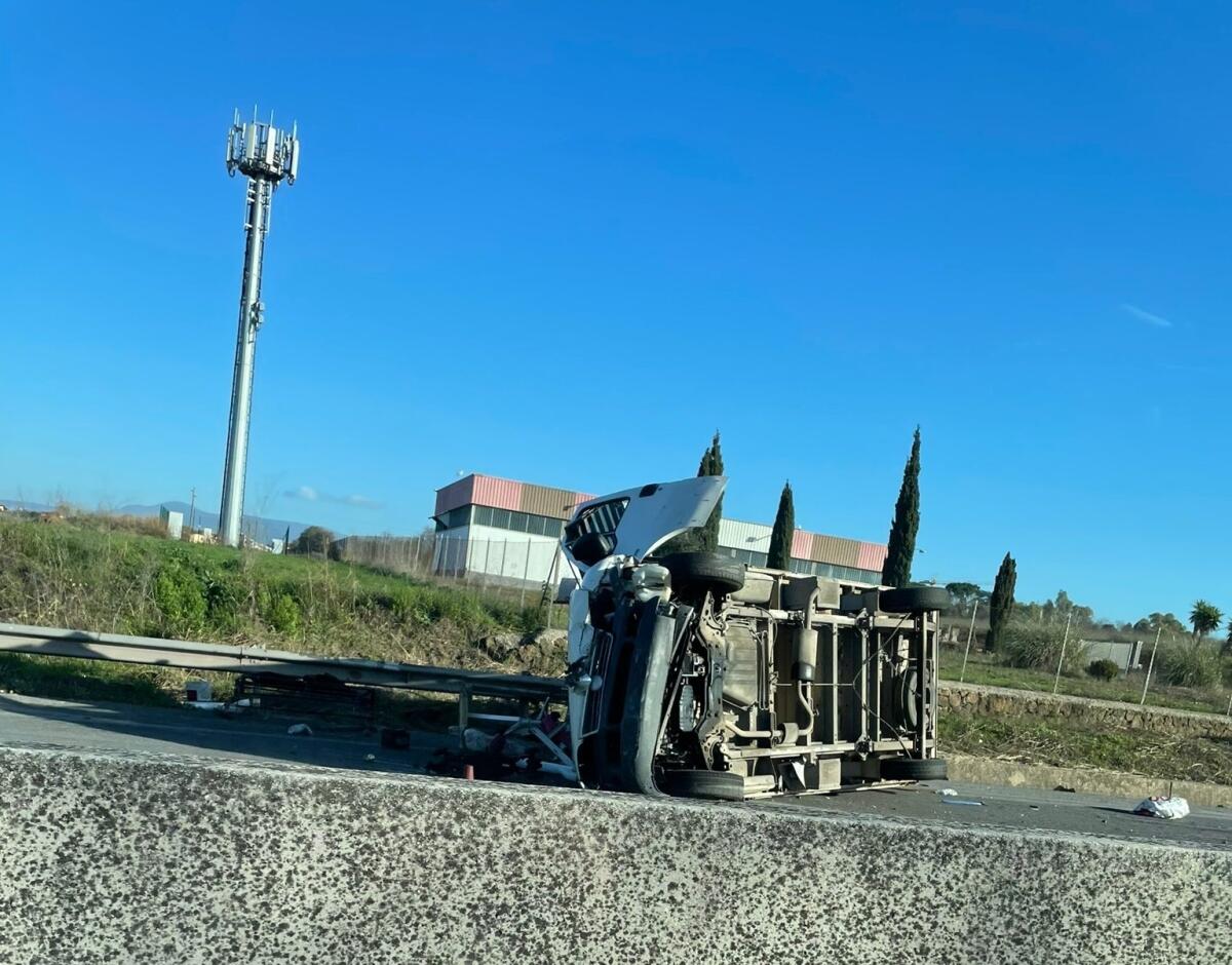 Furgone ribaltato di fronte ad Aprilia 2 - 