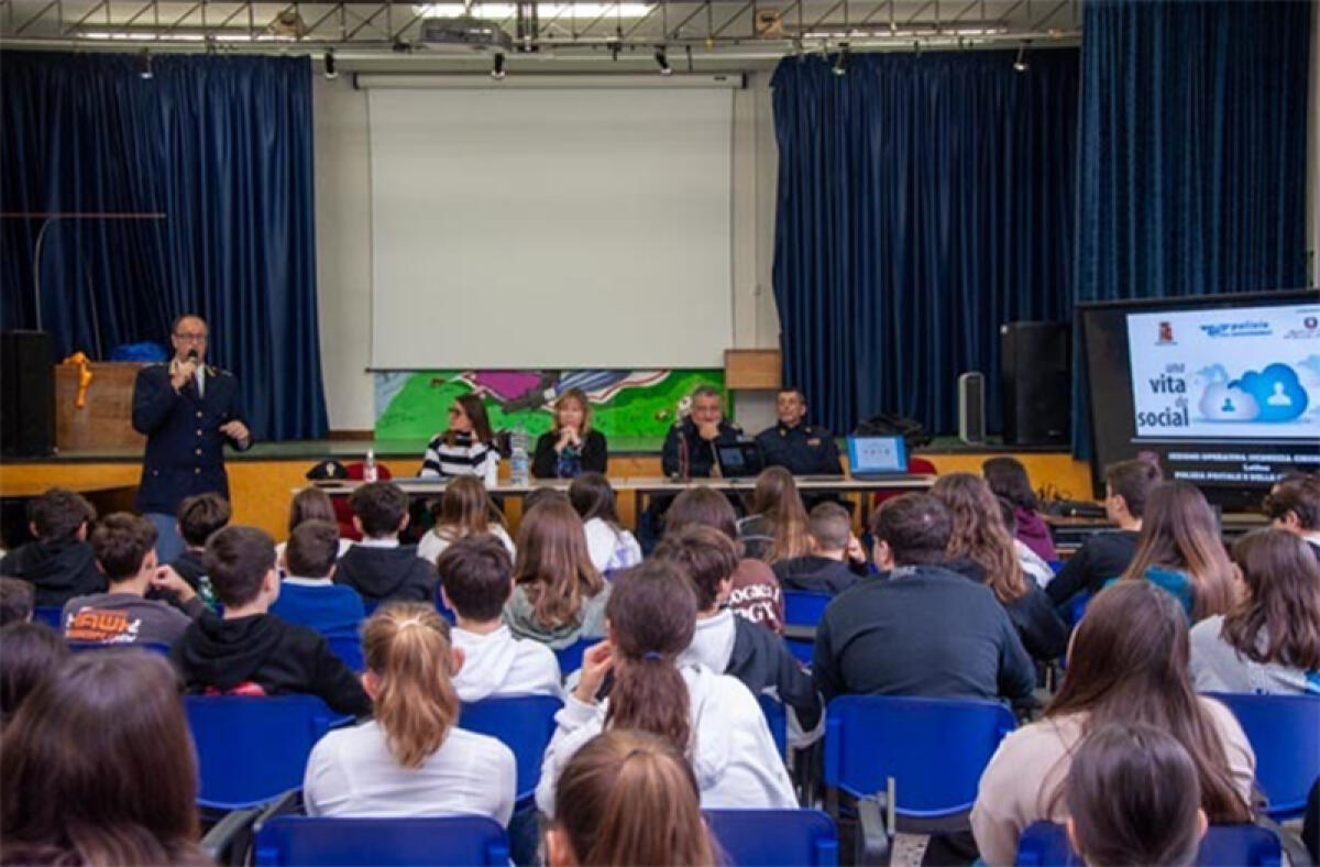 Disagio giovanile, gli agenti della Questura di Latina incontrano gli studenti. - 