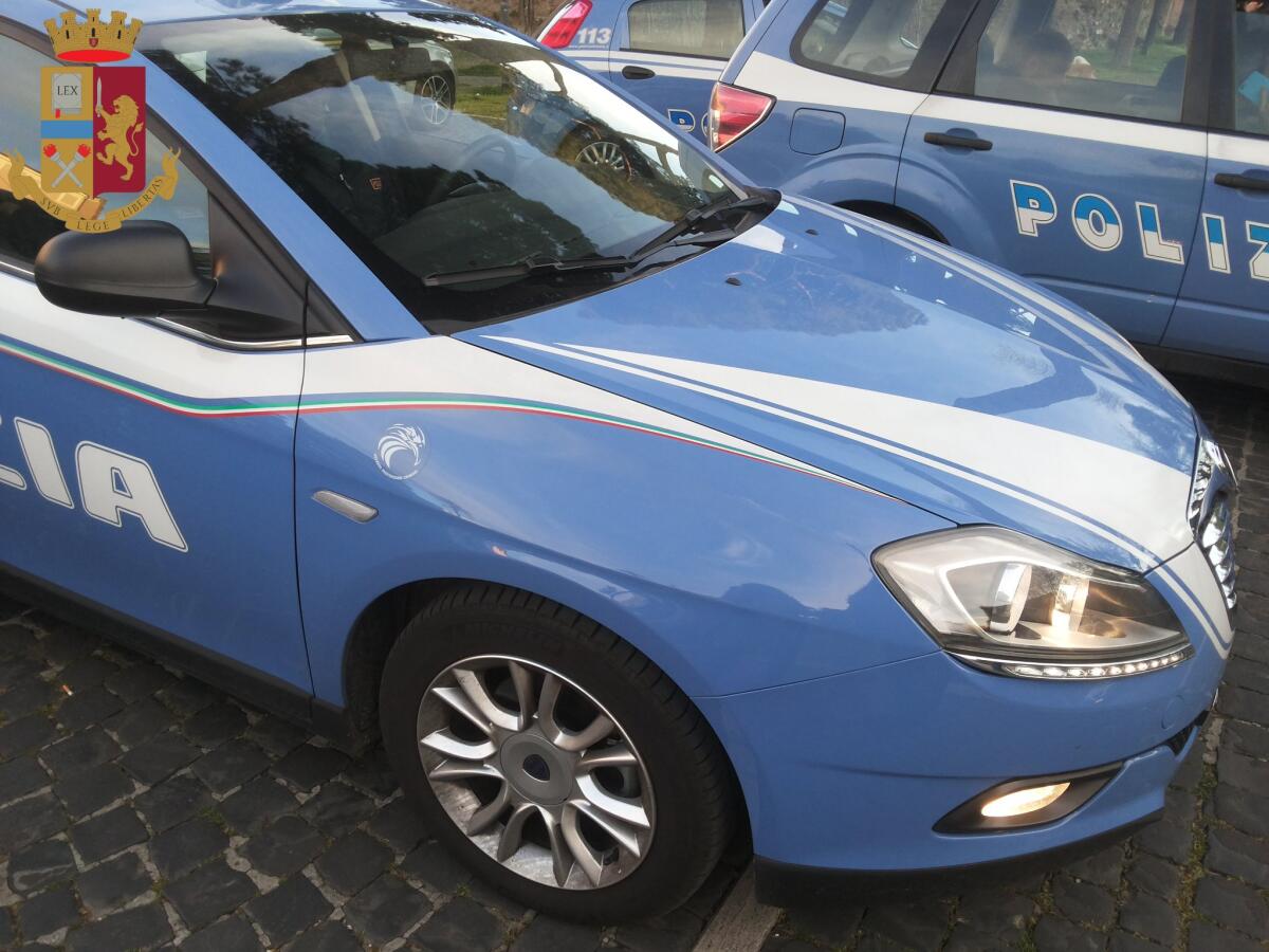 Minorenne scaraventa una agente a terra per sfuggire ai controlli antidroga - 