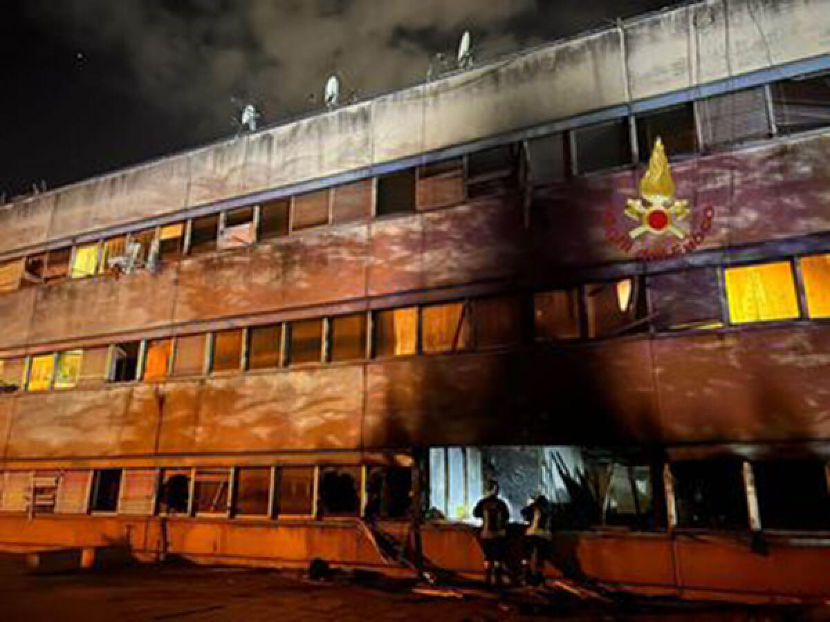 Anche i vigili del fuoco di Nemi in azione per l’incendio alla ex Buffetti a Roma. - 