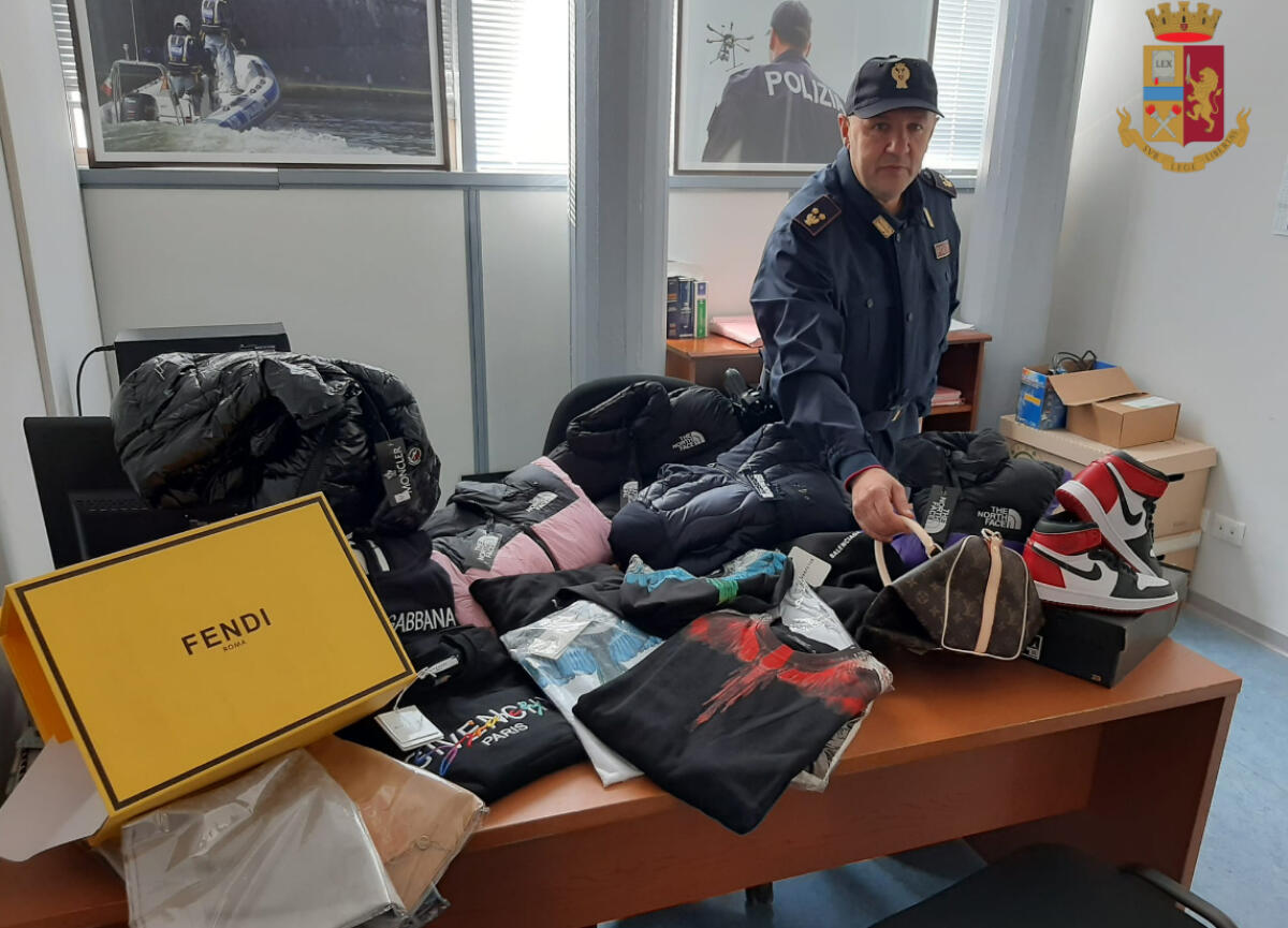 Fermato dalla polizia: nel portabagagli nascondeva merce contraffatta. Denunciato - 