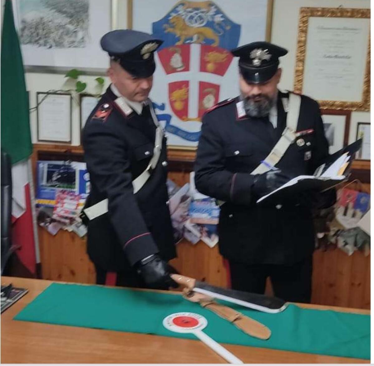 Colpisce il nipote con un machete: 29enne ferito seriamente al braccio destro - 