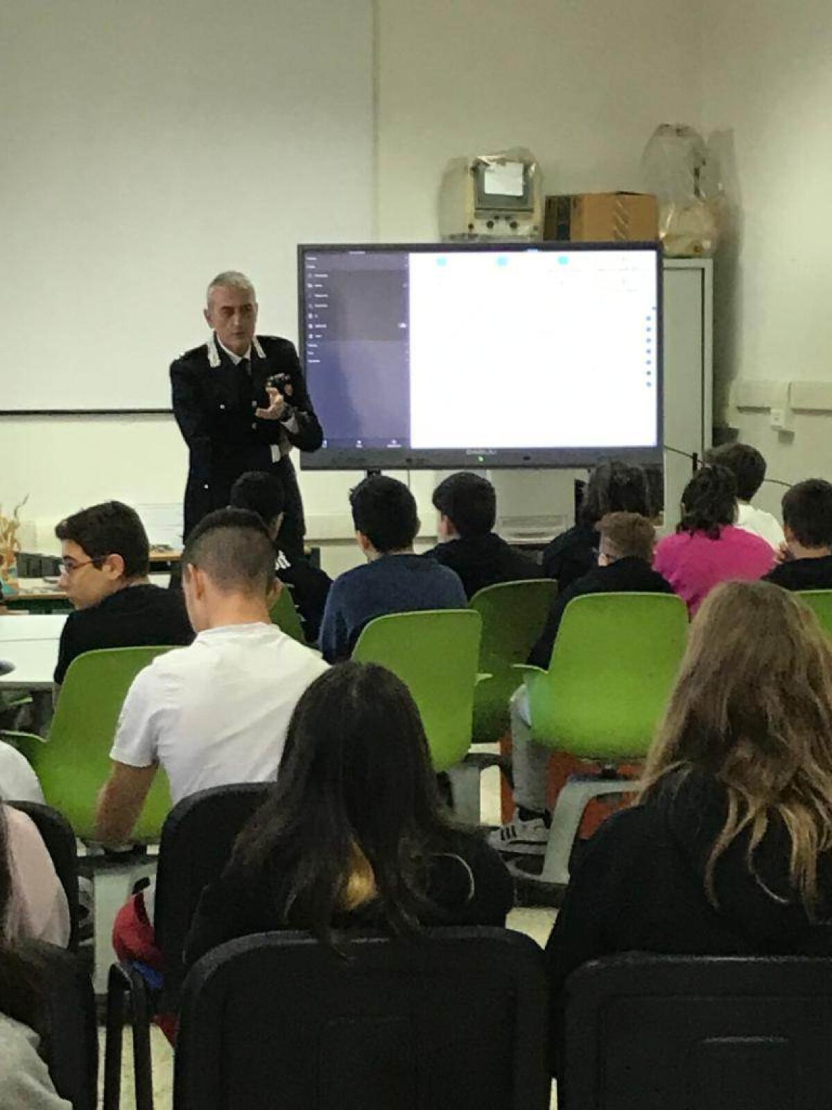 Cultura della legalità, i Carabinieri del Reparto Territoriale di Aprilia incontrano gli studenti dell’Istituto “Massari” di Cori. - 