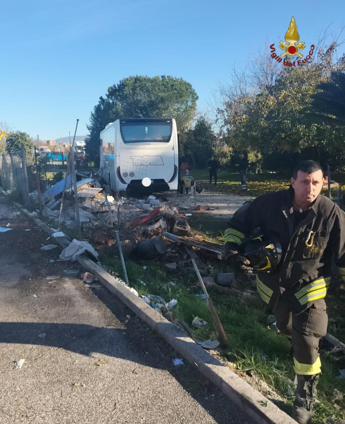 Fuori strada con il bus, a bordo c'erano 41 bambini. Tutti salvi - 