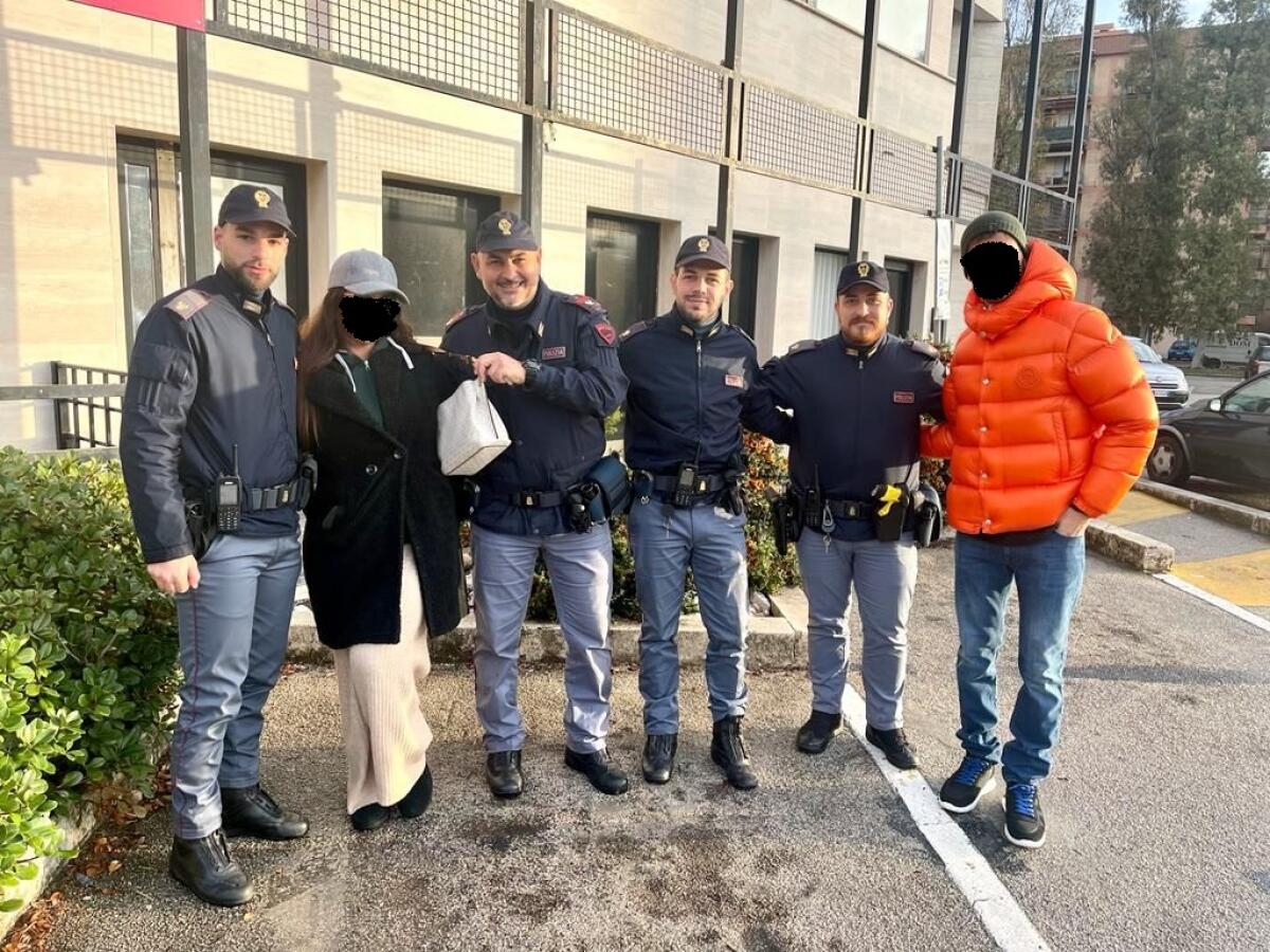 Le rubano la borsa, i poliziotti di Latina la ritrovano in un cassonetto - 