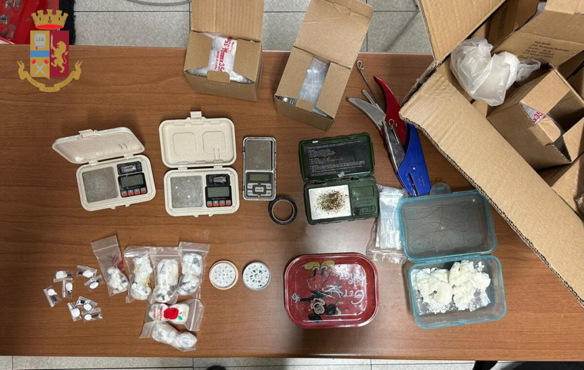 Un chilo di cocaina sotto la sella dello scooter e quasi due etti in casa: arrestati un 46enne e un 26enne - 