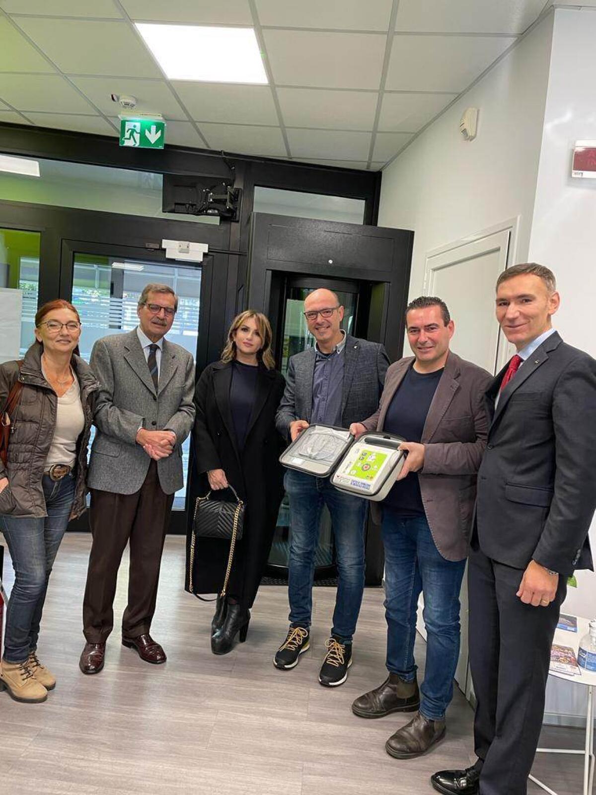 Dopo il furto dello scorso marzo, ad Ariccia arriva un nuovo defibrillatore. - 