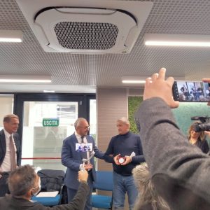 In occasione del ventennale, il Presidente ha consegnato un riconoscimento simbolico al collaboratore con il cartellino più storico: Antonio Raponi.