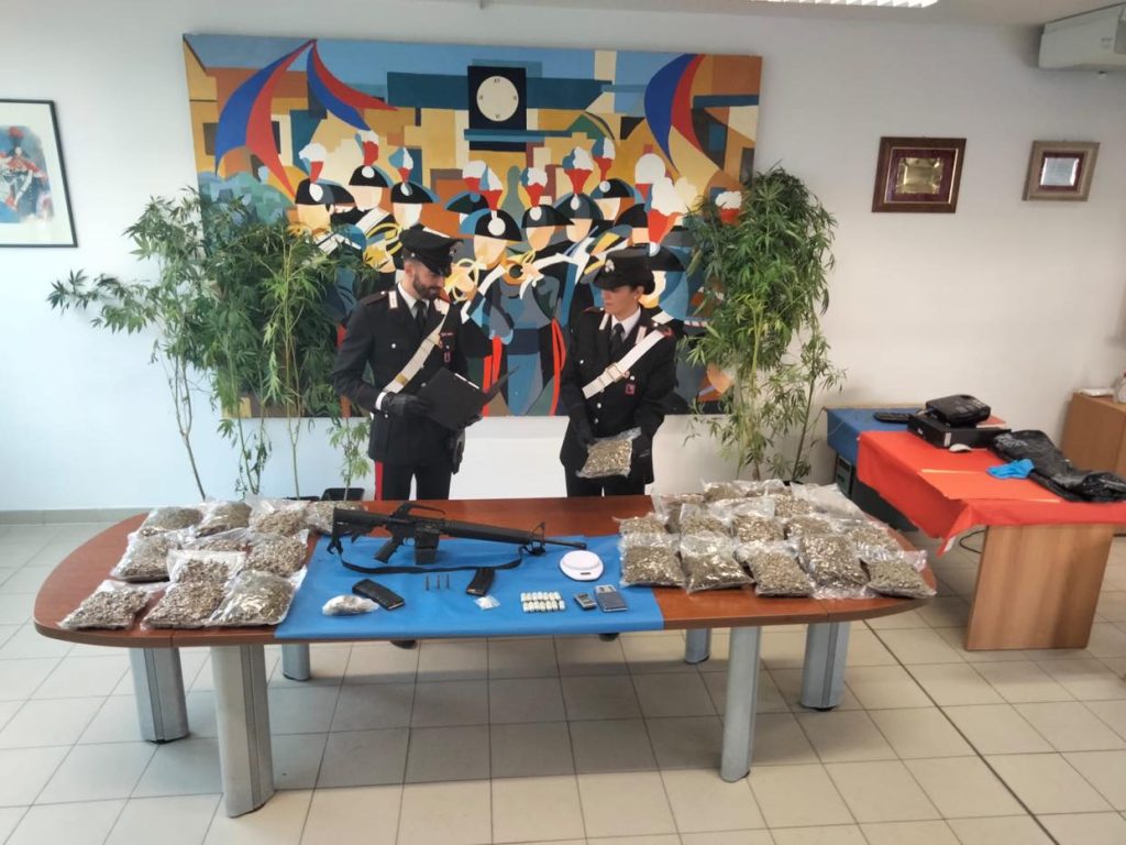 La droga e le armi sequestrate dai carabinieri