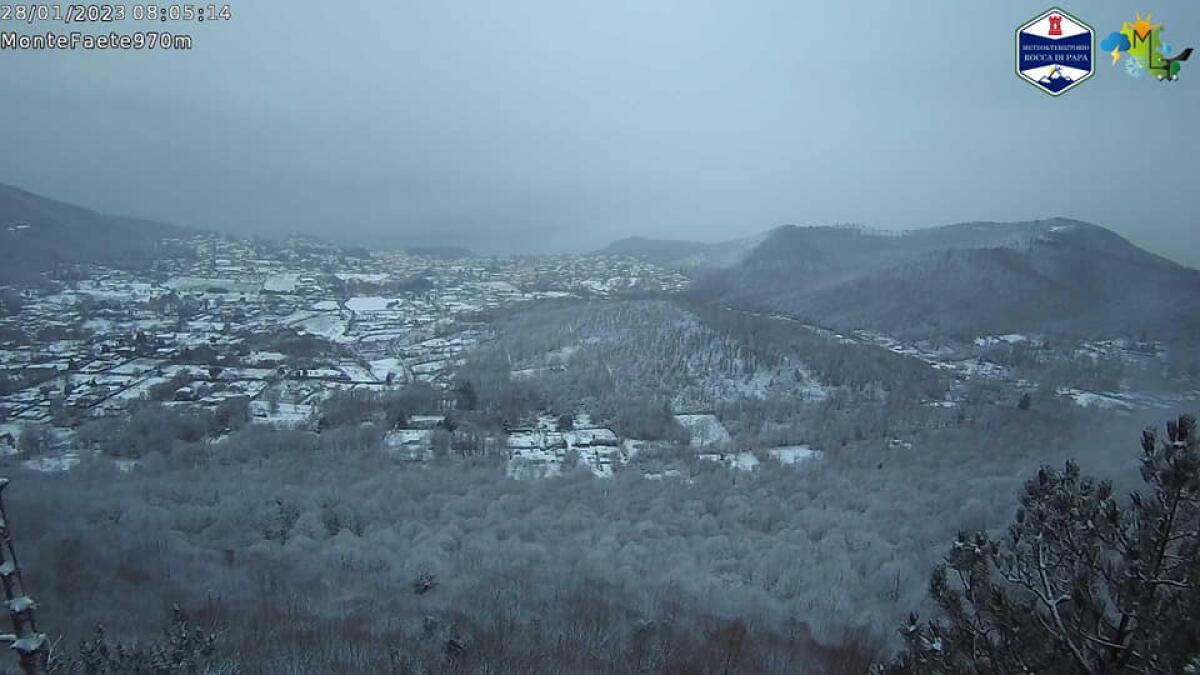Torna a nevicare ai Castelli Romani: di nuovo imbiancata Rocca di Papa. - 