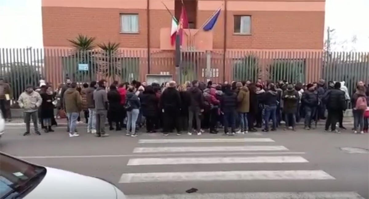 Dalle 3 del mattino in fila per l’Open Day in Commissariato a Cisterna per il passaporto. Ma allo sportello un solo addetto. - 