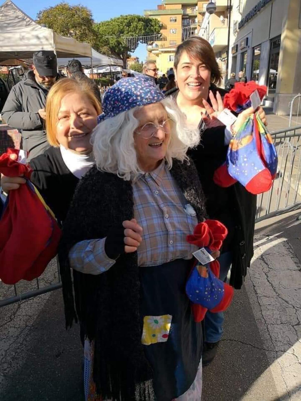 La Befana attesa a Piazza Roma, ad Aprilia, durante il mercatino dell'usato e artigianato. - 