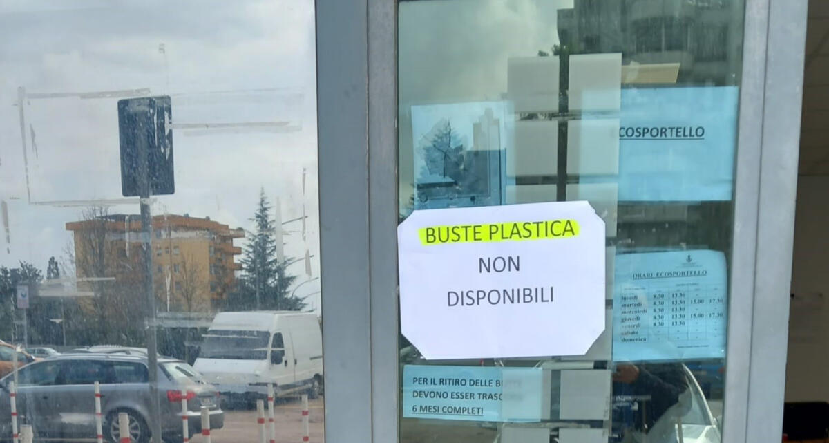 Aprilia - "Finite per gli utenti le buste per la raccolta della plastica" - 