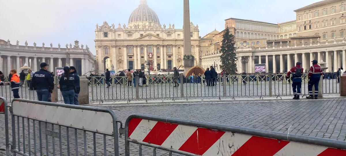 Anche le comunità parrocchiali  delle province di Latina e Roma oggi ai funerali del papa emerito Benedetto XVI a Roma. - 