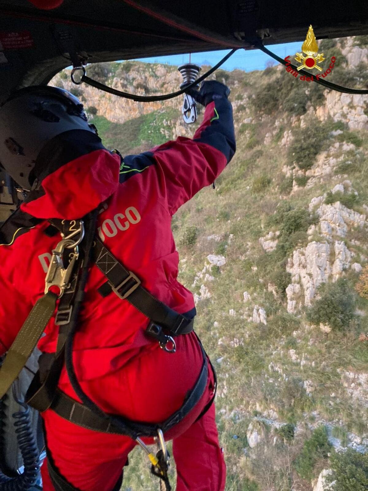 Precipita con il parapendio a Norma, salvato dai vigili del fuoco. VIDEO - 