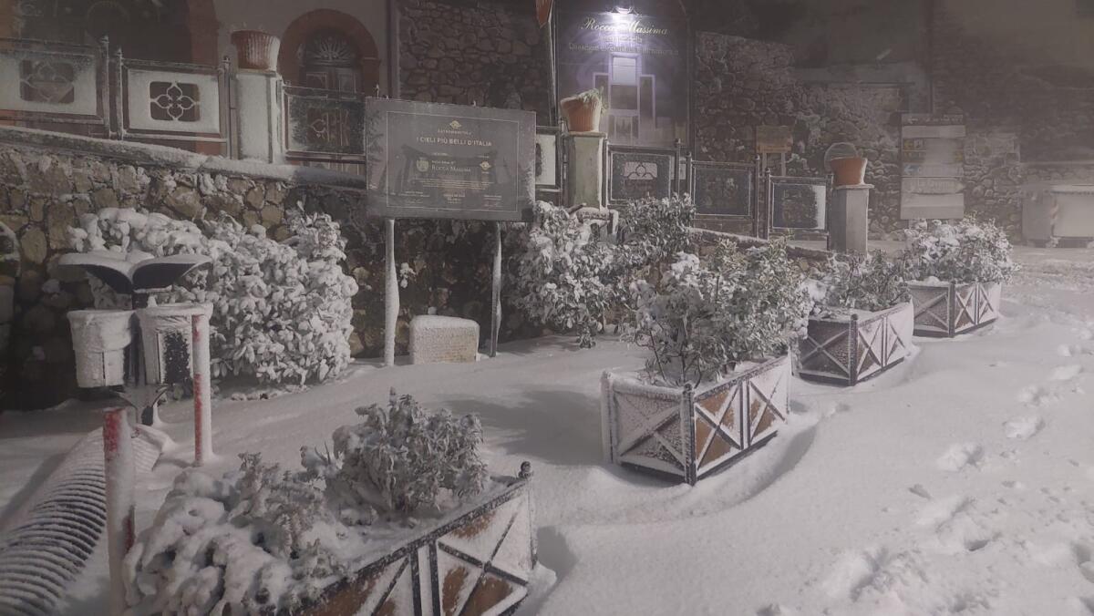 Ecco la neve ai Castelli Romani, bufera  a Rocca di Papa. Tetti e case imbiancate anche sui Monti Lepini. - 