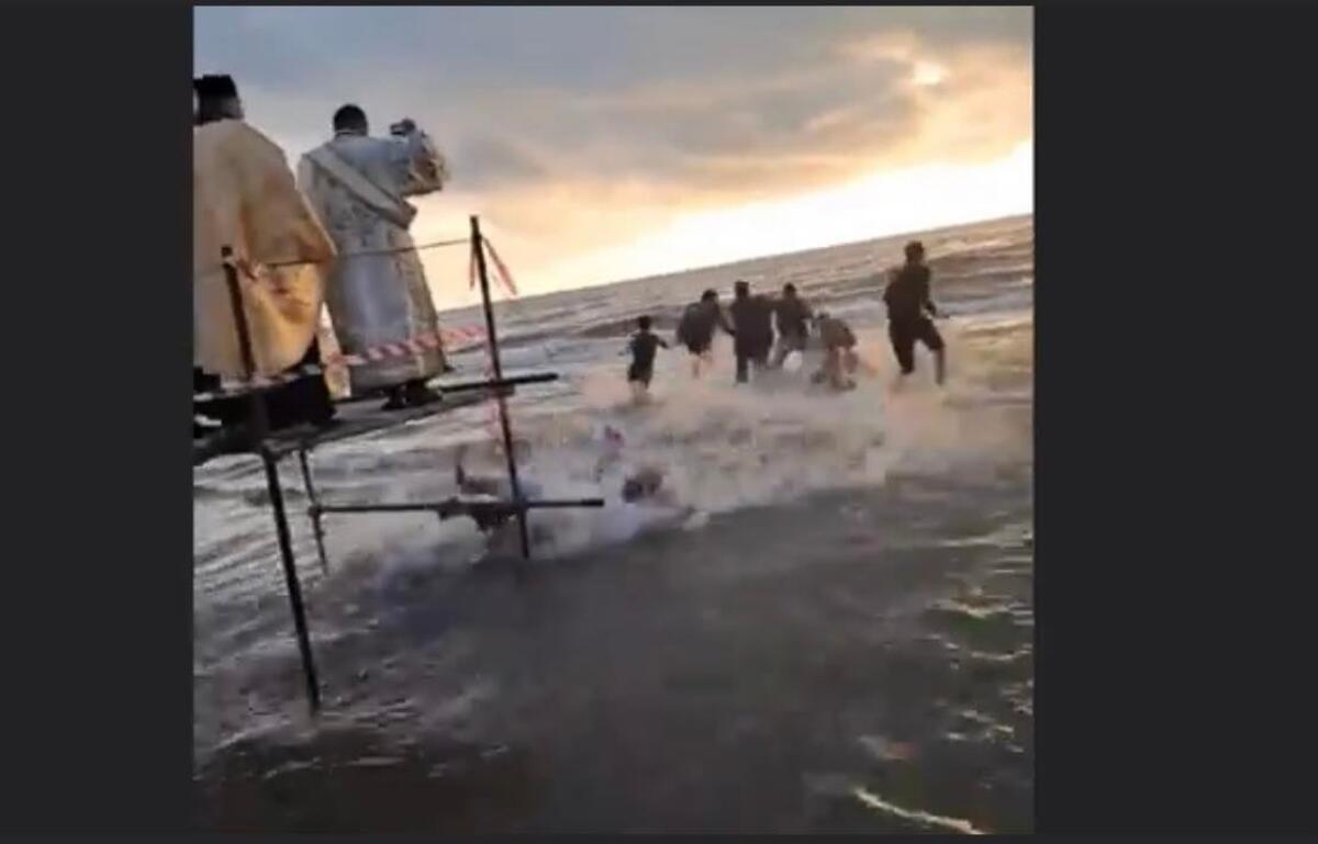 Epifania ortodossa a Torvaianica, il Pope finisce in acqua dopo il lancio della croce VIDEO - 