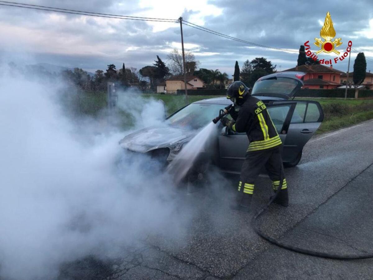 Auto in fiamme a Latina: il conducente riesce a mettersi in salvo. - 