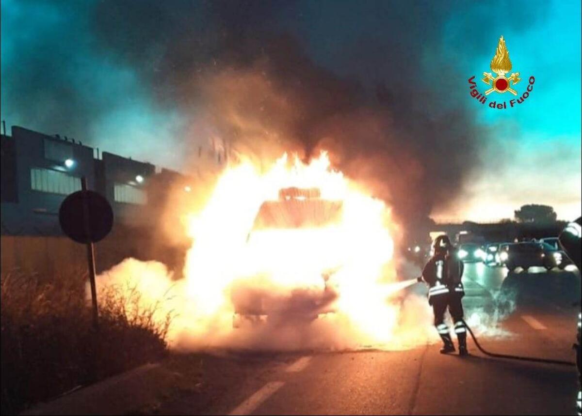 Furgone in fiamme all’alba sulla Pontina, ad Aprilia. Intervengono i Vigili del Fuoco. - 