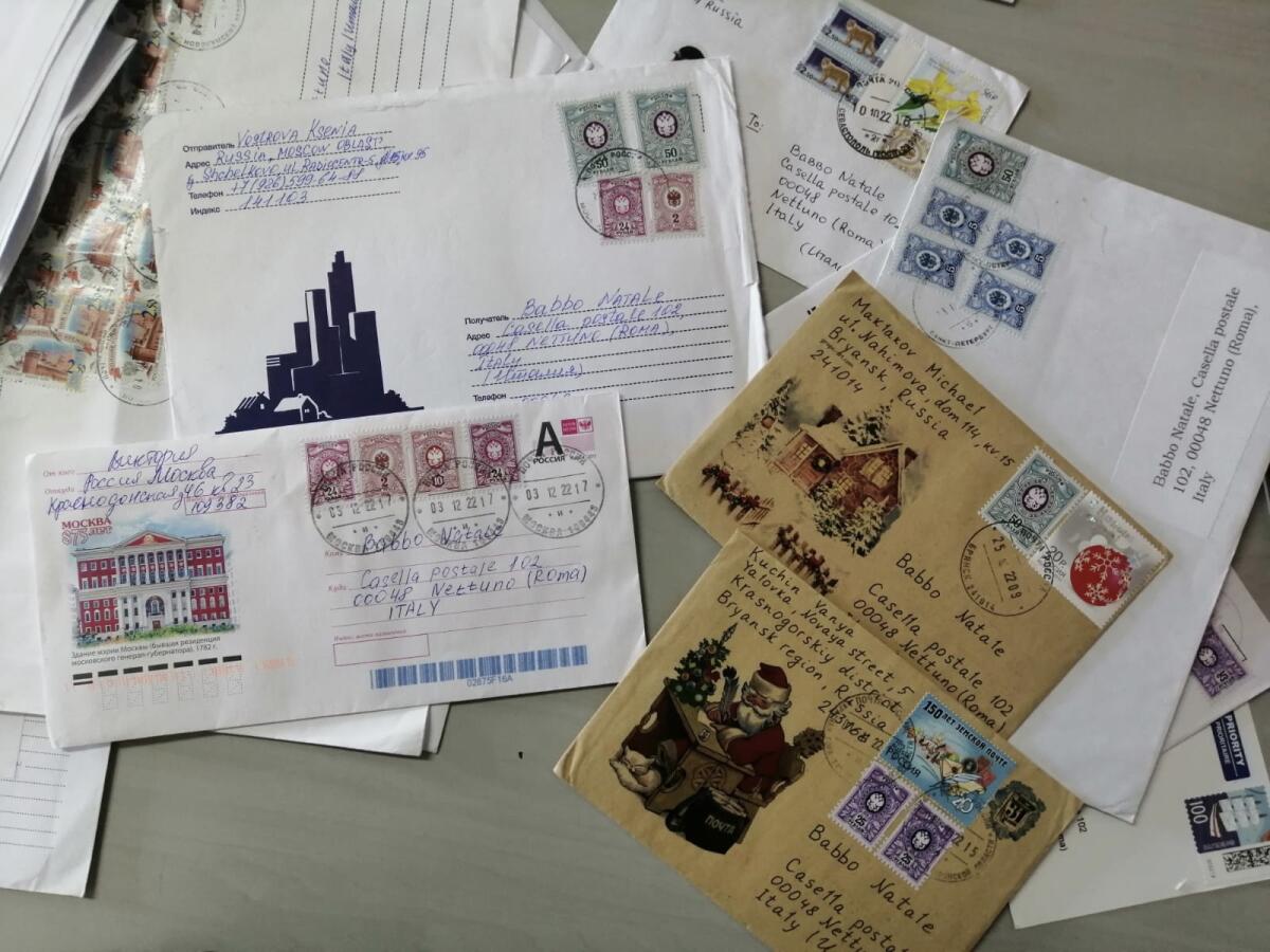 Centinaia di letterine con messaggi di pace e indirizzate a Babbo Natale arrivano al Comune di Nettuno - 