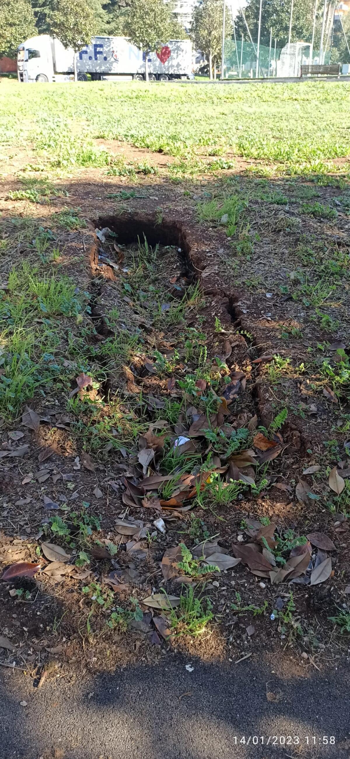 Cedimento di un terreno in via Aldo Moro, ad Aprilia: “il Comune effettui un sopralluogo urgente per valutare eventuali rischi”. - 