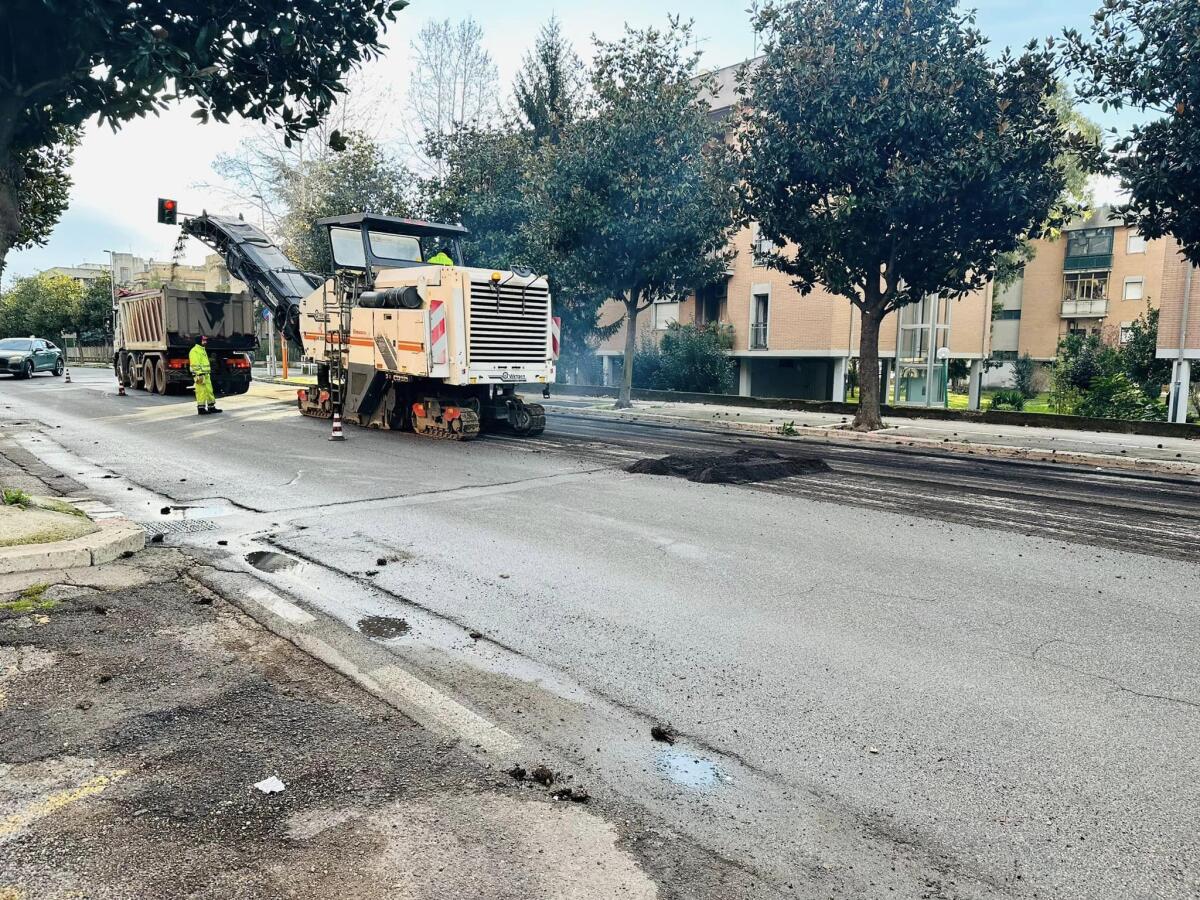 Aprilia - Ripristino dell'asfalto su via Aldo Moro, occhio alla viabilità - 