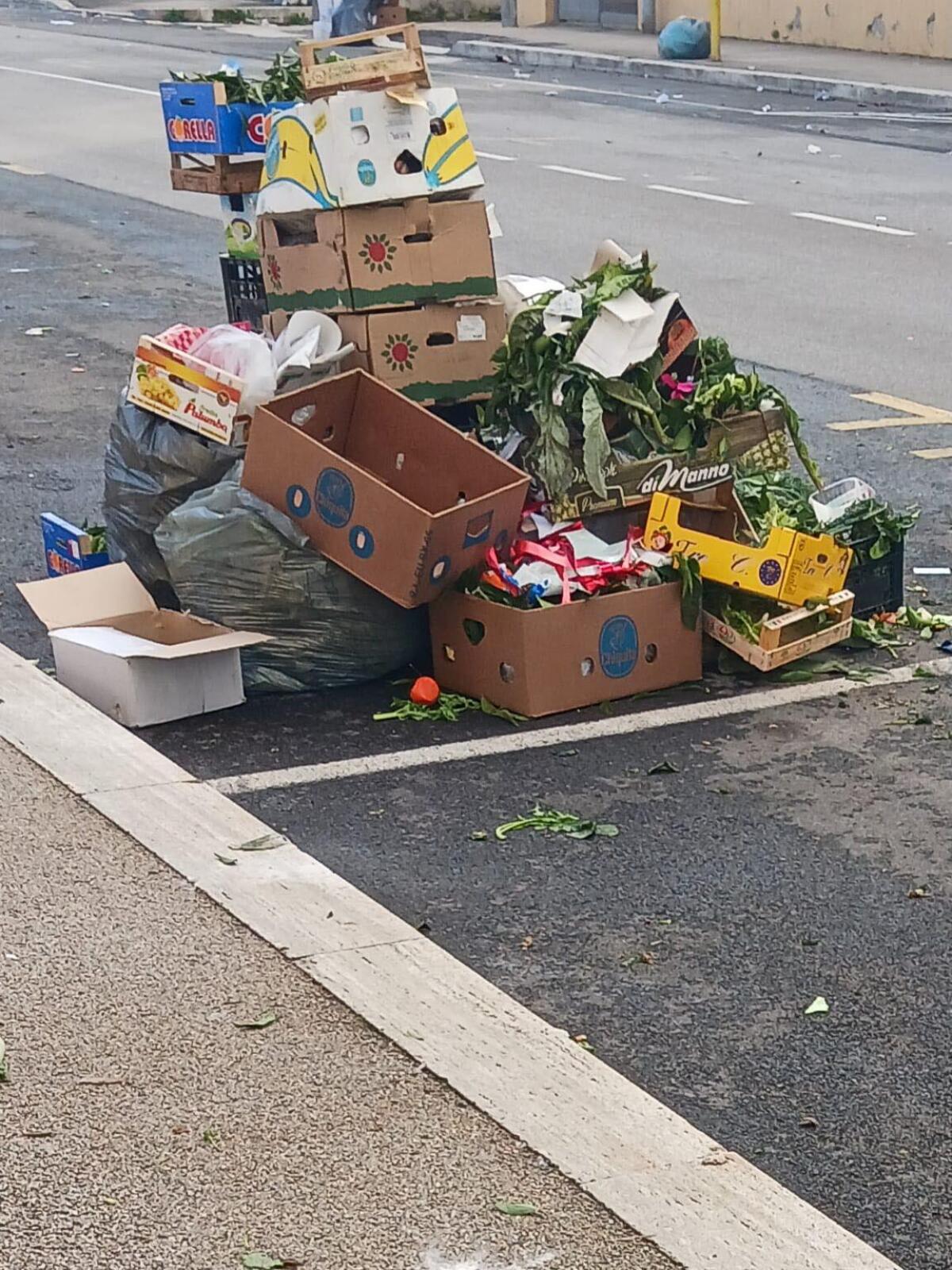 Aprilia - "Mercato del sabato: rifiuti ovunque e nessuna differenziata. Si facciano controlli" - 