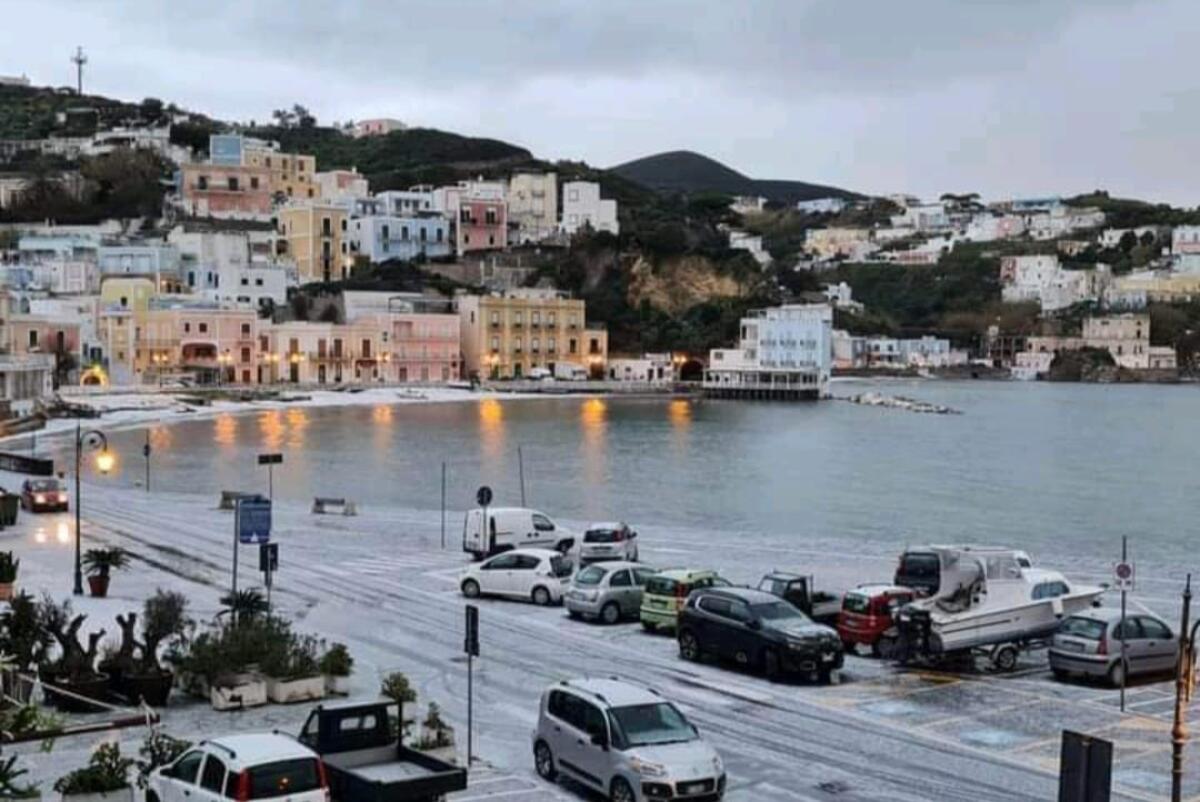 Neve e ghiaccio sull'isola di Ponza FOTO - 