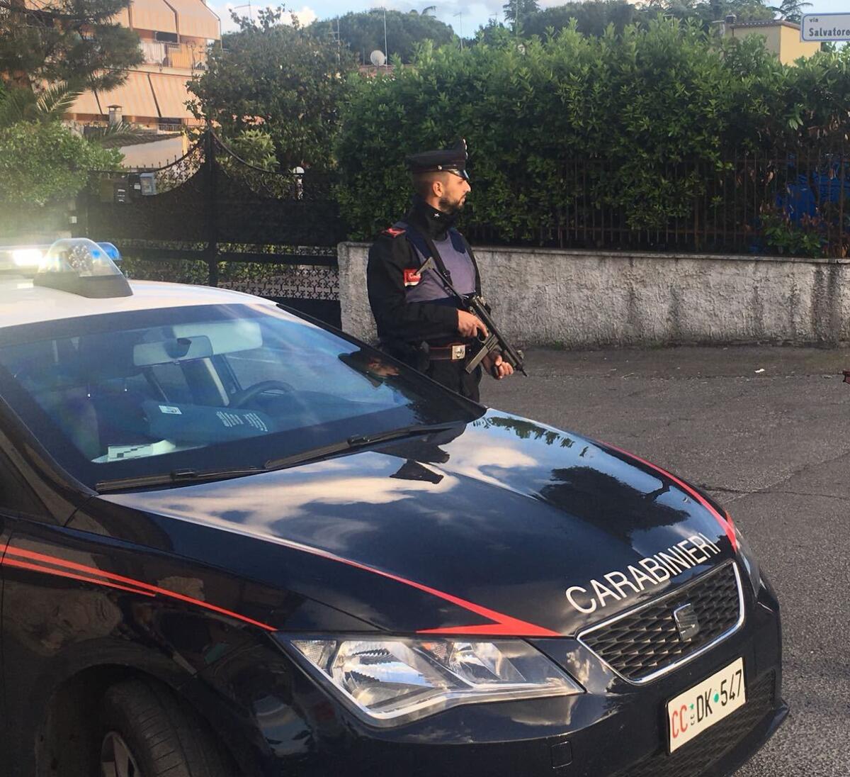 Rapinò un 18enne: lo fece scendere dal Cotral per costringerlo a prelevare al bancomat. Incastrato dalle telecamere - 