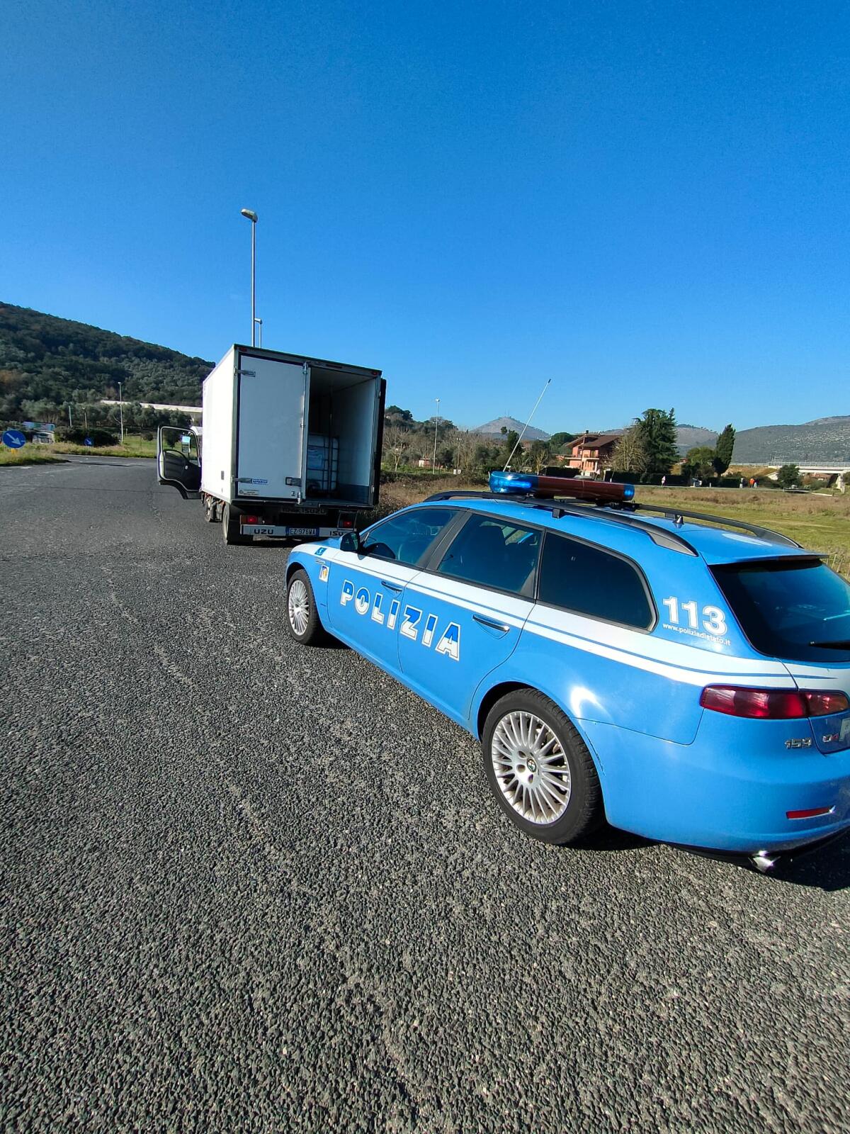 Latte di bufala nei contenitori destinati al trasporto di prodotti chimici, autotrasportatore multato sulla Monti Lepini - 