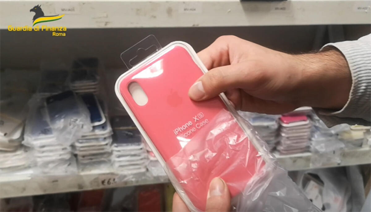 Maxi sequestro di articoli di telefonia contraffatti tra Pomezia e il Prenestino. Due denunce. - 
