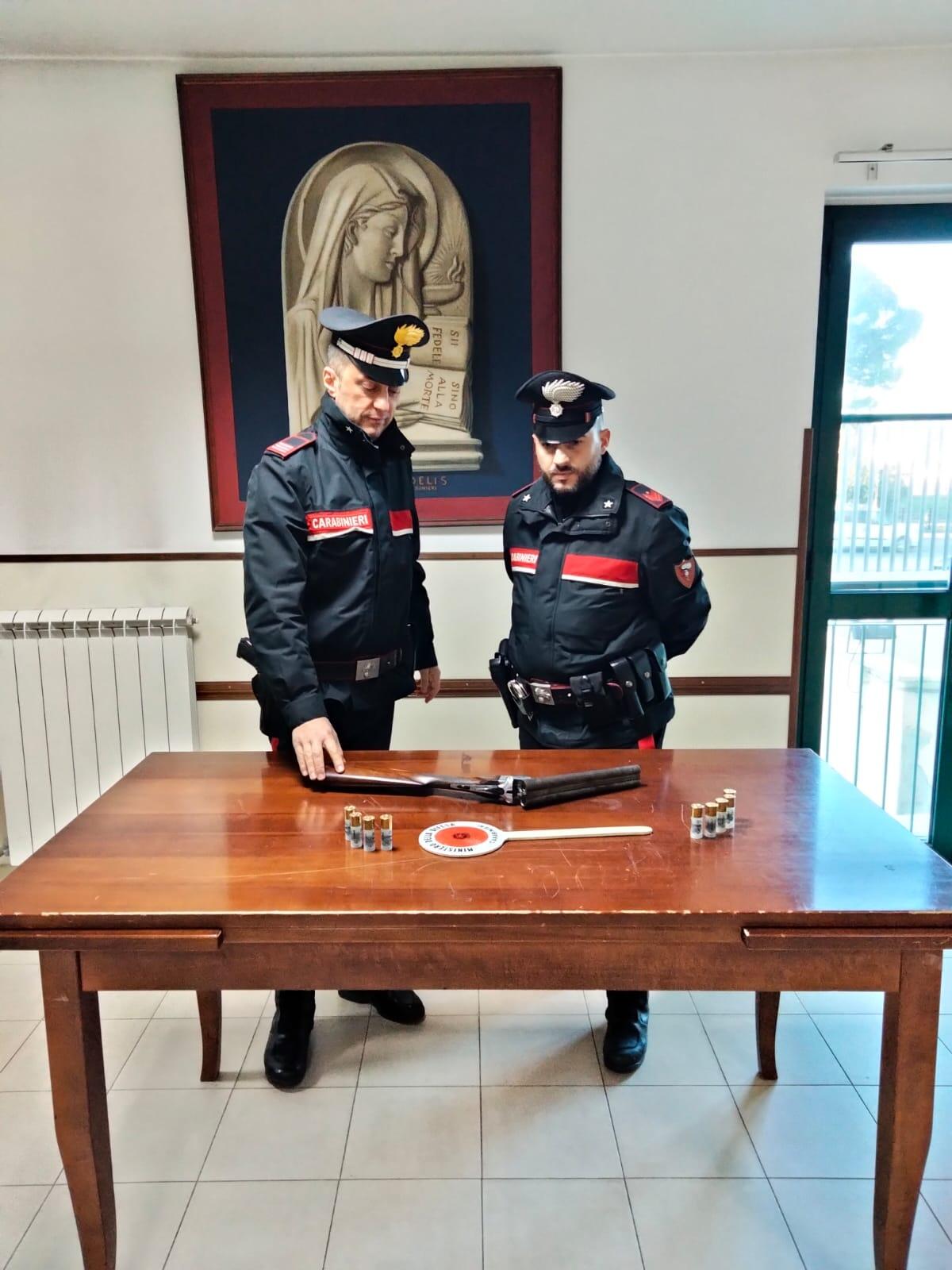 Chiama il 112 e minaccia di togliersi la vita con un fucile: i militari lo salvano e poi lo mettono in manette. - 