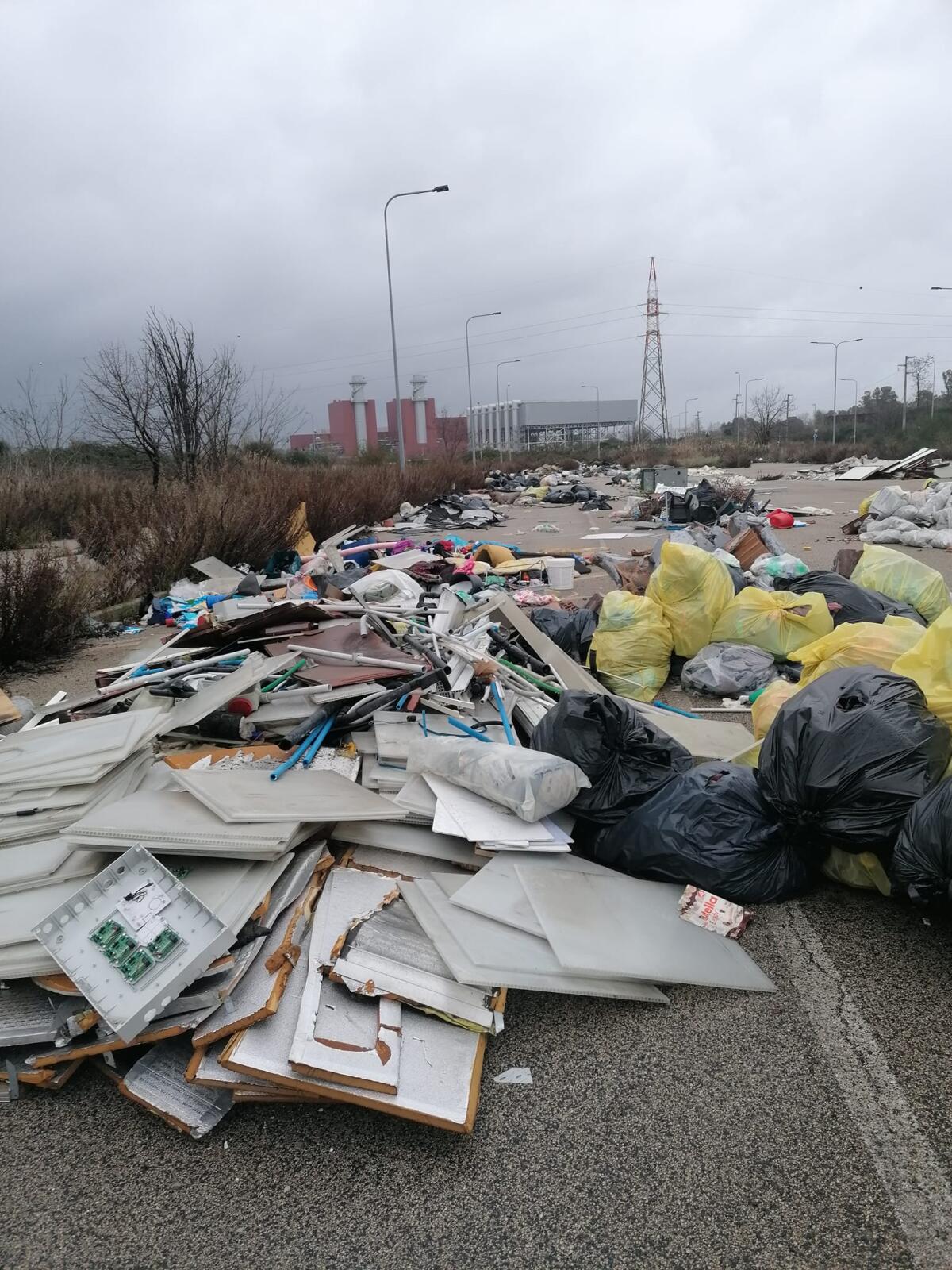 L’area intorno alla Turbogas una discarica a cielo aperto. La denuncia del Comitato di Quartiere Campo di Carne. - 