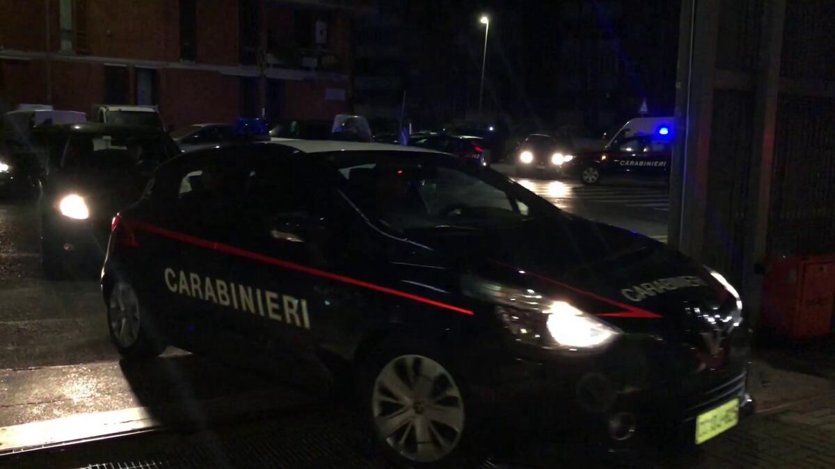 Aggredisce e picchia la moglie davanti alle figlie minori, arrestato - 