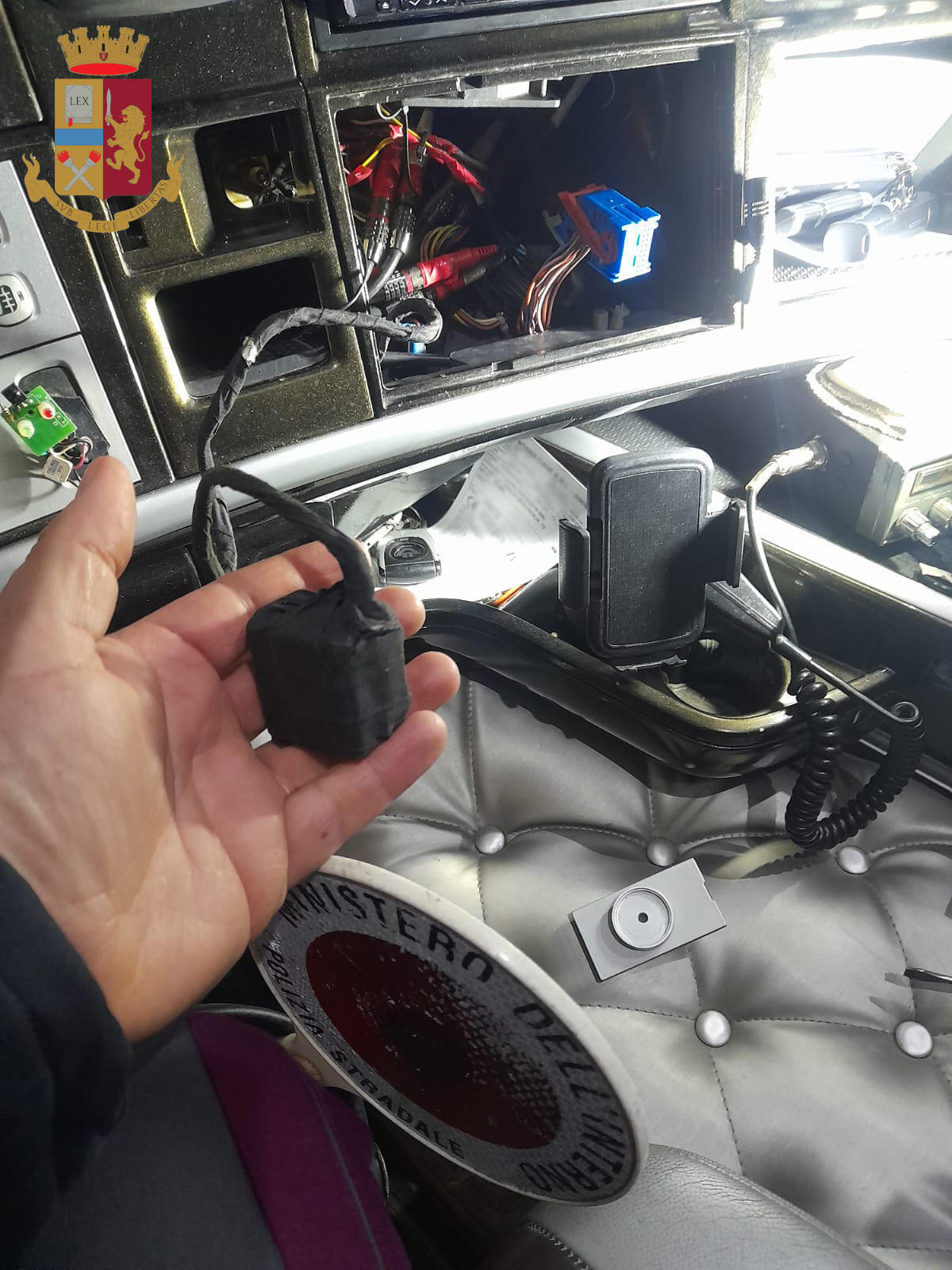 Viaggiava con il cronotachigrafo alterato: la Polizia Stradale gli ritira la patente e gli commina una multa di 1.700 euro. - 