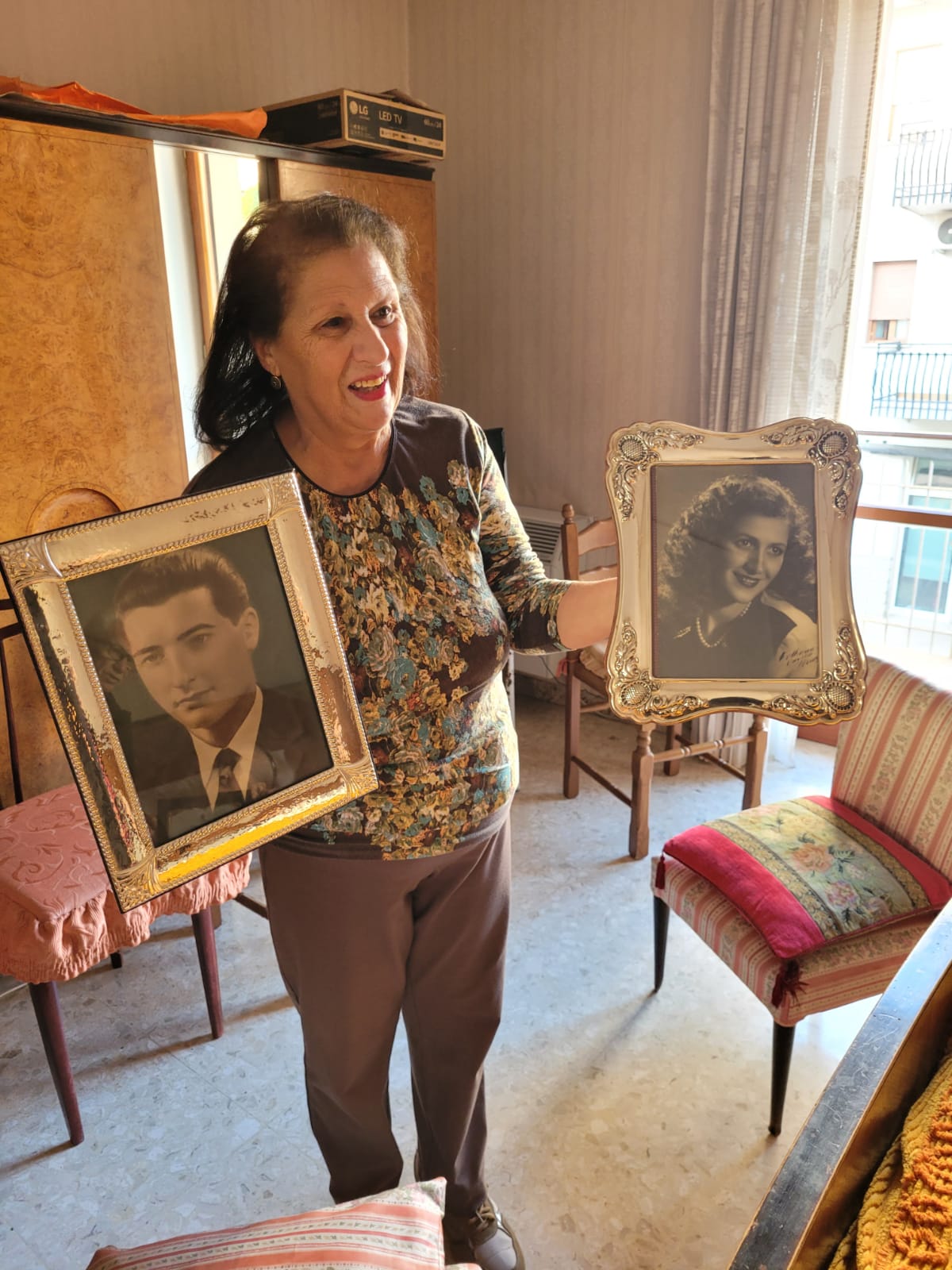 la figlia con le foto di mamma Maria Fiorillo del papà, Attilio, da giovani