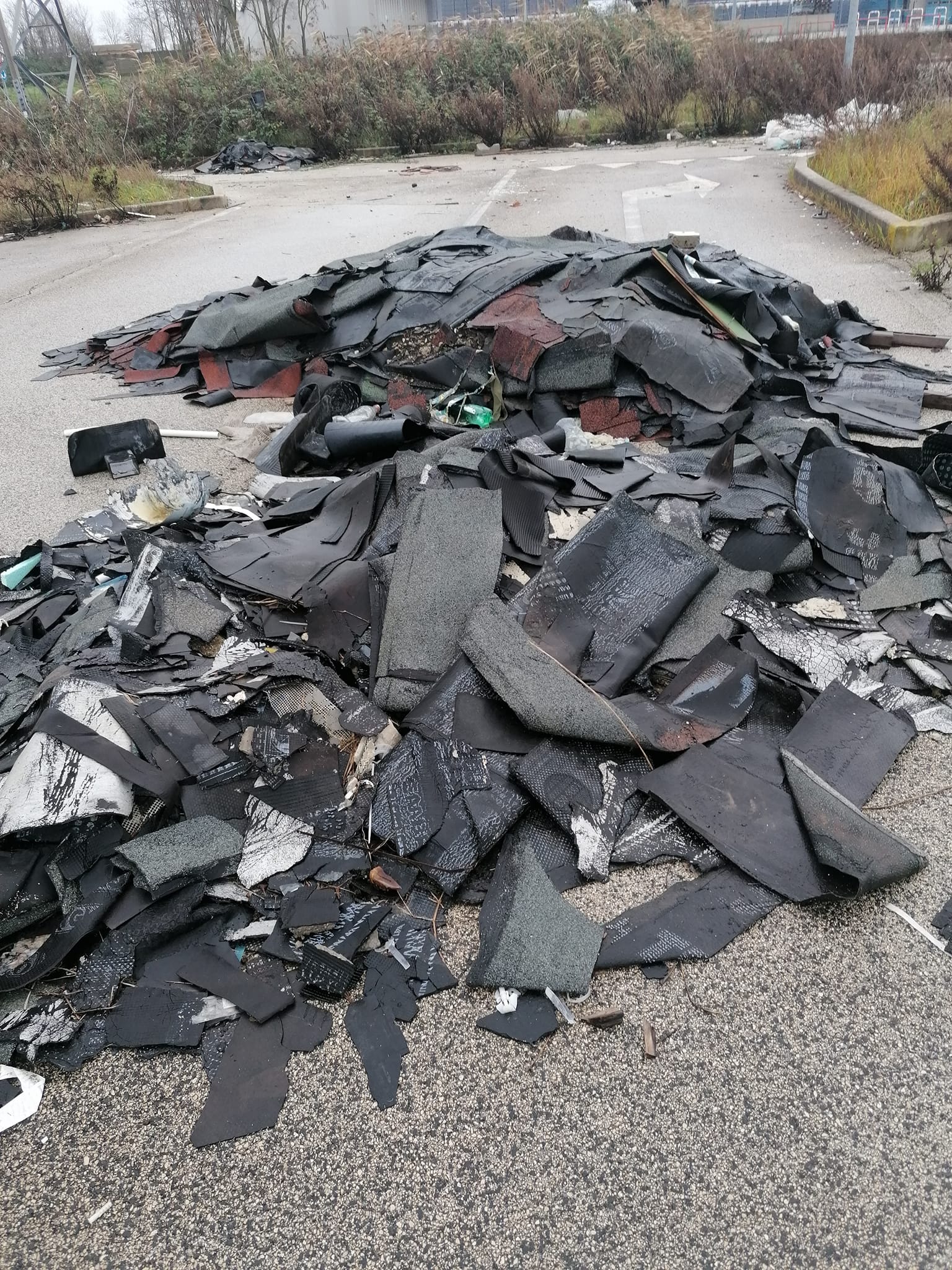Galleria 1 del post: L’area intorno alla Turbogas una discarica a cielo aperto. La denuncia del Comitato di Quartiere Campo di Carne.
