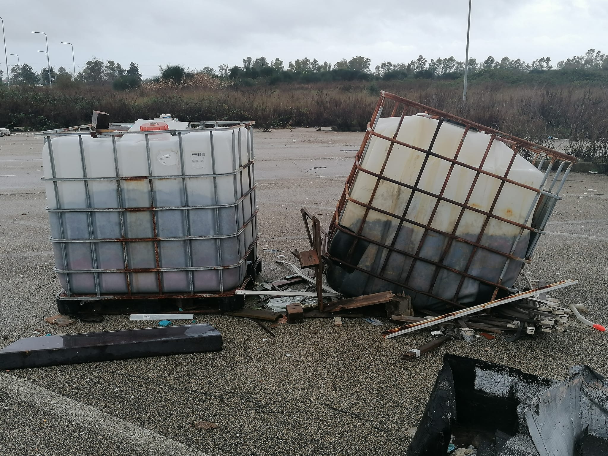 Galleria 1 del post: L’area intorno alla Turbogas una discarica a cielo aperto. La denuncia del Comitato di Quartiere Campo di Carne.