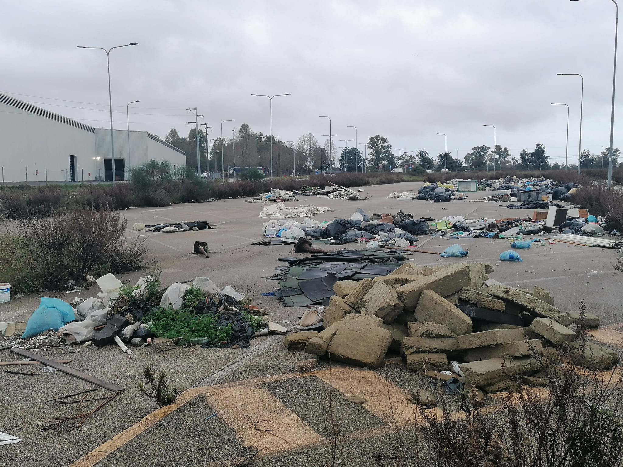Galleria 1 del post: L’area intorno alla Turbogas una discarica a cielo aperto. La denuncia del Comitato di Quartiere Campo di Carne.