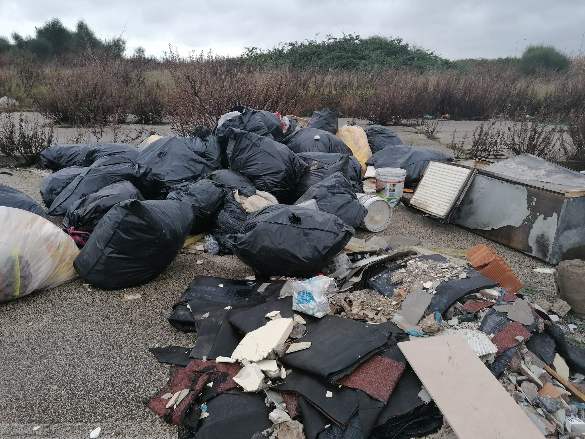 Galleria 1 del post: L’area intorno alla Turbogas una discarica a cielo aperto. La denuncia del Comitato di Quartiere Campo di Carne.