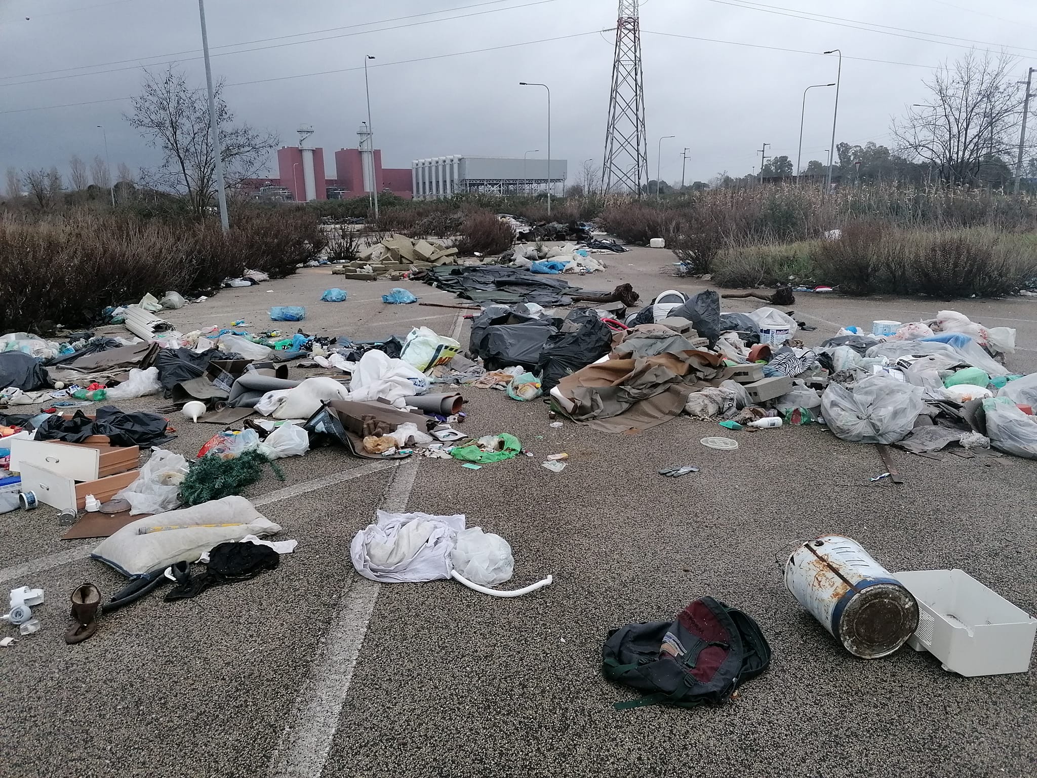 Galleria 1 del post: L’area intorno alla Turbogas una discarica a cielo aperto. La denuncia del Comitato di Quartiere Campo di Carne.
